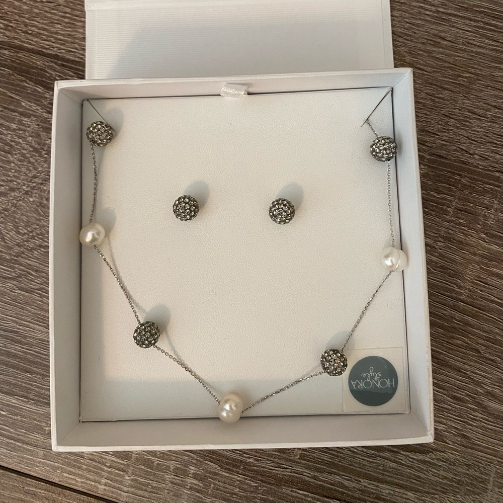 NWT! Pearl necklace and earring set.